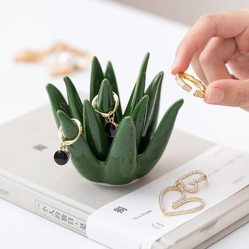 Verde ceramic ring holder tray detail